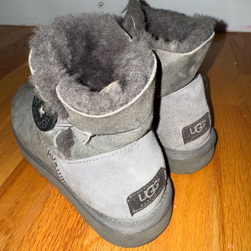 UGG Bailey button mini